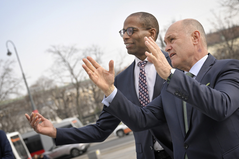 Parlamentsführung. Von links: Sprecher des House of Commons des kanadischen Parlaments Gregory Fergus, Nationalratspräsident Wolfgang Sobotka (ÖVP)