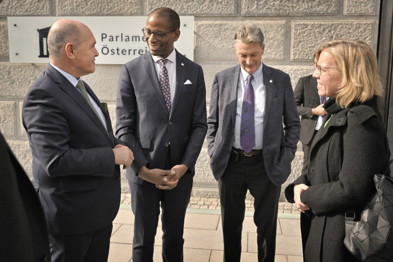 Parlamentsführung. Von links: Nationalratspräsident Wolfgang Sobotka (ÖVP), Sprecher des House of Commons des kanadischen Parlaments Gregory Fergus, Klimaministerin Leonore Gewessler (GRÜNE)