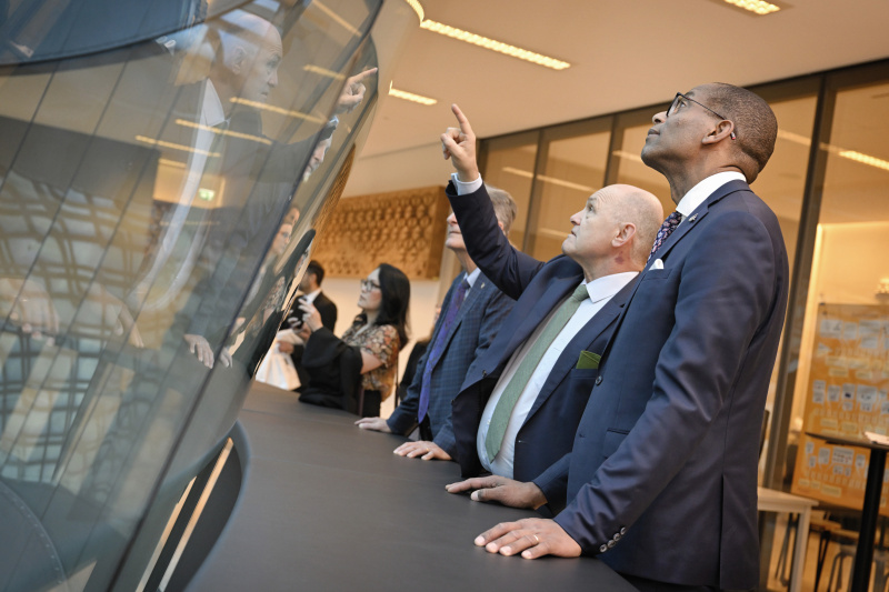 Parlamentsführung. Von links: Nationalratspräsident Wolfgang Sobotka (ÖVP), Sprecher des House of Commons des kanadischen Parlaments Gregory Fergus