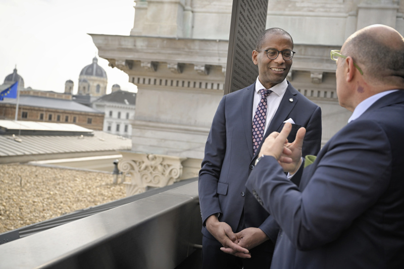 Parlamentsführung. Von links: Sprecher des House of Commons des kanadischen Parlaments Gregory Fergus, Nationalratspräsident Wolfgang Sobotka (ÖVP)