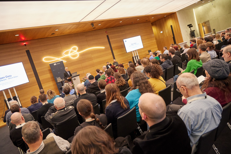 Eröffnungsworte Parlamentsdirektor Harald Dossi. Blick Richtung Veranstaltungsteilnehmer:innen