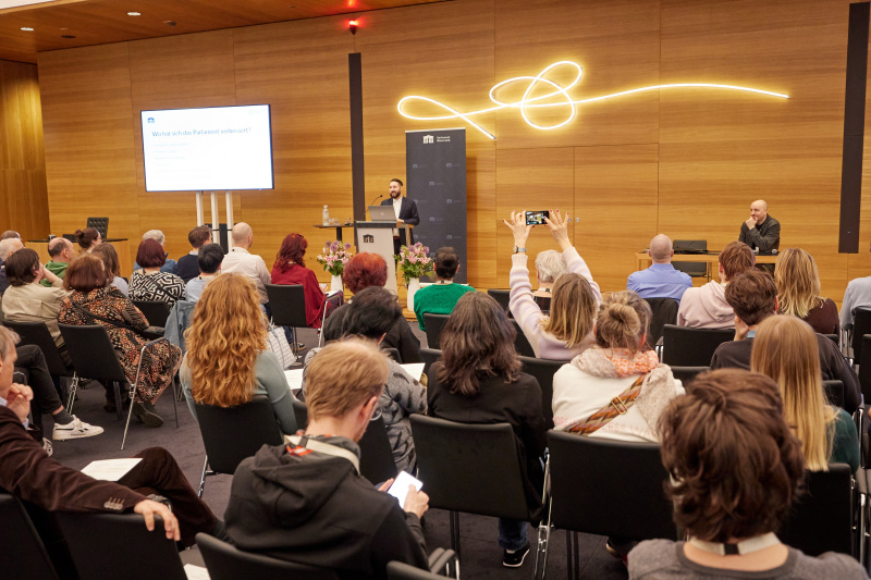 Kurzpräsentation und Showcases durch Simon Hofer - Verantwortlicher für Open-Data Parlamentsdirektion