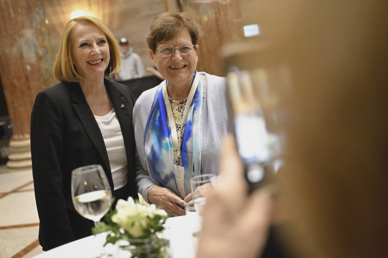 Zweite Nationalratspräsidentin Doris Bures (SPÖ) mit Veranstaltungsteilnehmer:innen