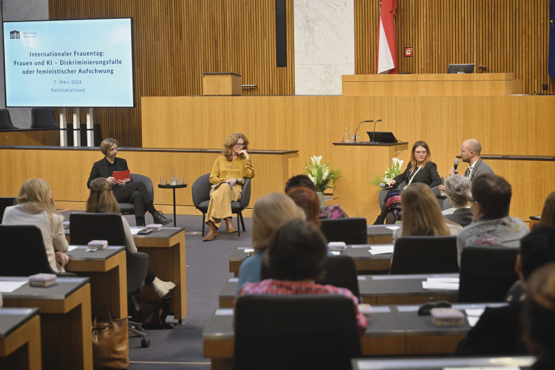 Podiumsdiskussion. Von links: Stellvertretende Chefredakteurin APA Katharina Schell, CEO von en.AI.ble Barbara Herbst, Gründerin von Women in AI Österreich Carina Zehetmaier, Co-Founder von feminist AI und enableYou Andreas Kraus