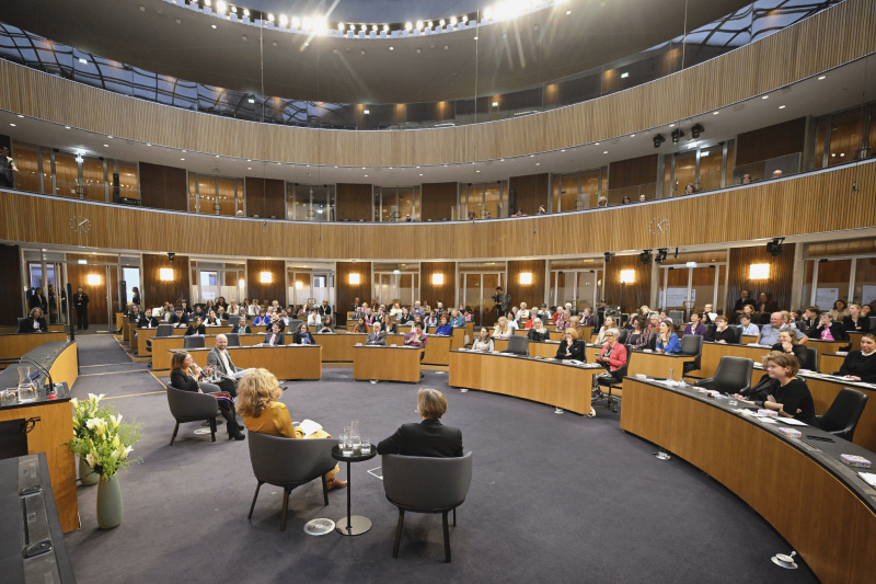 Podiumsdiskussion. Blick Richtung Veranstaltungsteilnehmer:innen