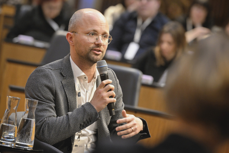 Podiumsdiskussion. Co-Founder von feminist AI und enableYou Andreas Kraus