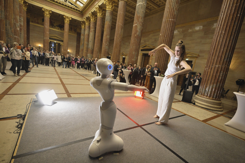 Humanoids in Architecture and Urban Spaces - KI-unterstützter Robotertanz 