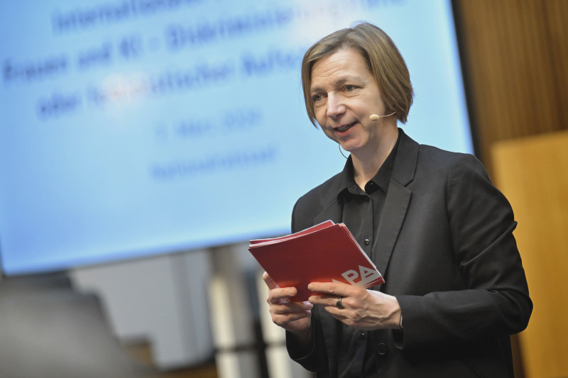 Moderation. Stellvertretende Chefredakteurin APA Katharina Schell