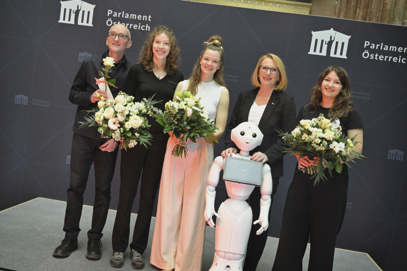 Zweite Nationalratspräsidentin Doris Bures (SPÖ) mit Veranstaltungsteilnehmer:innen