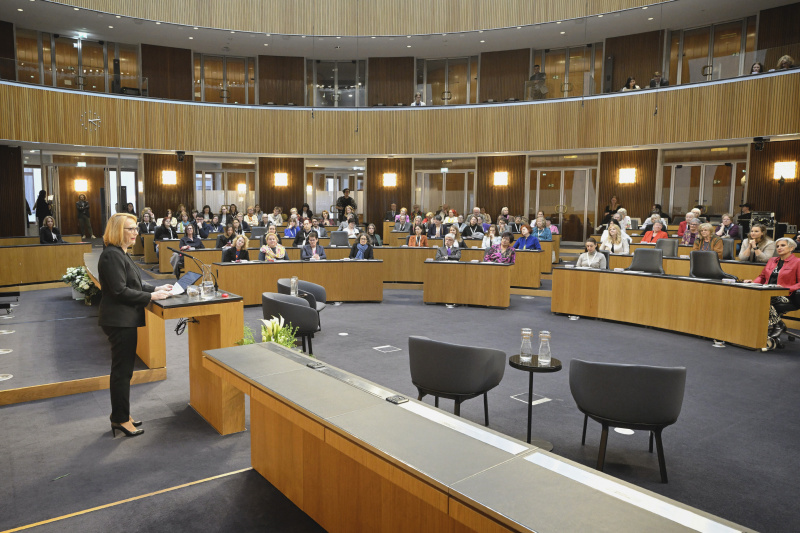 Begrüßung. Zweite Nationalratspräsidentin Doris Bures (SPÖ). Blick Richtung Veranstaltungsteilnehmer:innen