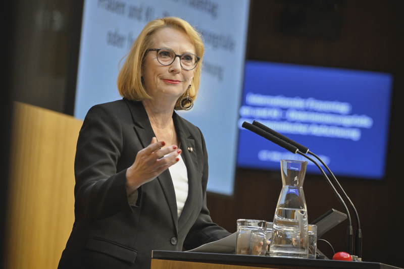 Begrüßung. Zweite Nationalratspräsidentin Doris Bures (SPÖ)