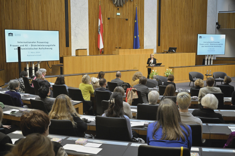Begrüßung. Zweite Nationalratspräsidentin Doris Bures (SPÖ). Blick Richtung Veranstaltungsteilnehmer:innen