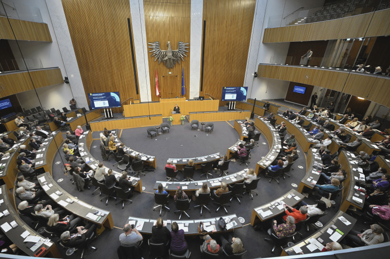 Blick Richtung Veranstaltungsteilnehmer:innen