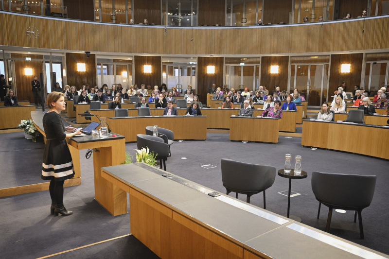 Keynote. Autorin und Journalistin Ingrid Brodnig. Blick Richtung Veranstaltungsteilnehmer:innen