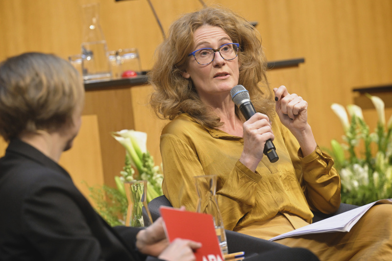 Podiumsdiskussion. CEO von en.AI.ble Barbara Herbst