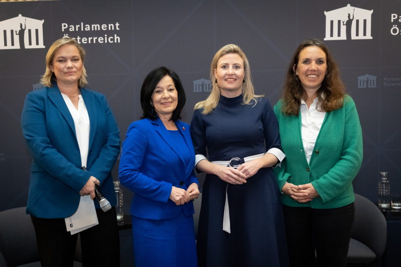Gruppenfoto von links: Moderatorin Corinna Milborn, Bundesratspräsidentin Margit Göll (ÖVP), Frauenministerin Susanne Raab (ÖVP), Nationalratsabgeordnete Ulrike Fischer (GRÜNE)
