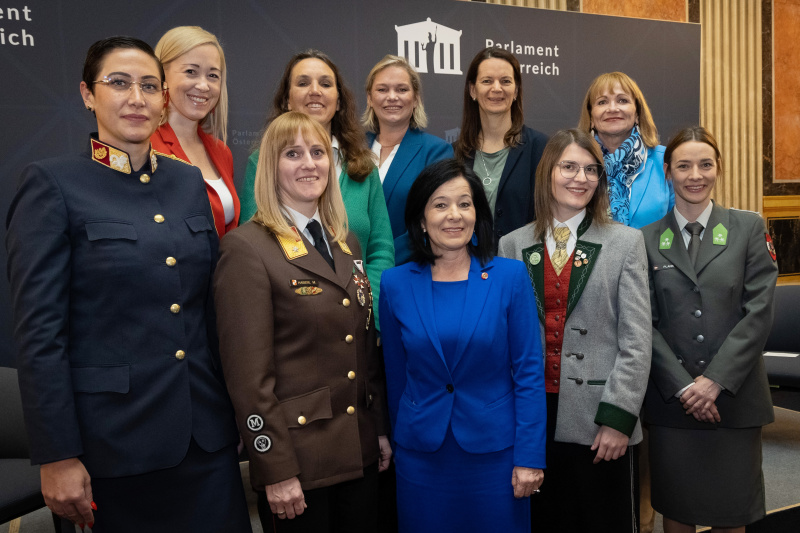 Gruppenfoto von links 1. Reihe: Referatsleiterin im BMI für Neuaufnahmen und Recruiting Lana Ganselmayer,  Kommandantin der Freiwilligen Feuerwehr Trieben Werk (Stmk.) und Kommandantin des Katastrophenhilfsdienstes des Bereichsfeuerwehrverbandes Liezen Monika Haberl, Bundesratspräsidentin Margit Göll (ÖVP), Obfrau Musikverein Vitis Ines Kainz, Olympiateilnehmerin und Karatesportlerin Bettina Plank, 2. Reihe von links: Chefredakteurin Welt der Frauen Sabine Kronberger, Nationalratsabgeordnete Ulrike Fischer (GRÜNE), Moderatorin Corinna Milborn, Abgeordnete zum Landtag von Niederösterreich und Bürgermeisterin der Stadtgemeine St. Valentin Kerstin Suchan-Mayr (SPÖ), Bürgermeisterin der Marktgemeinde Vitis Anette Töpfl (ÖVP)