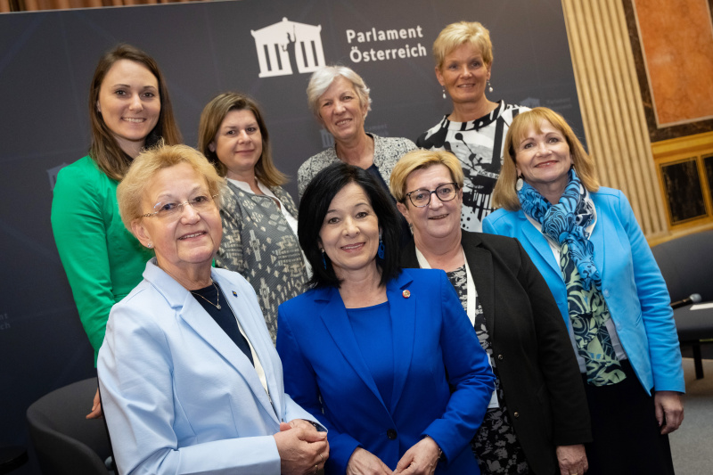 Grupppenfoto "Wir Niederösterreicherinnen" (ÖVP), 2. von links: Bundesratspräsidentin Margit Göll (ÖVP)