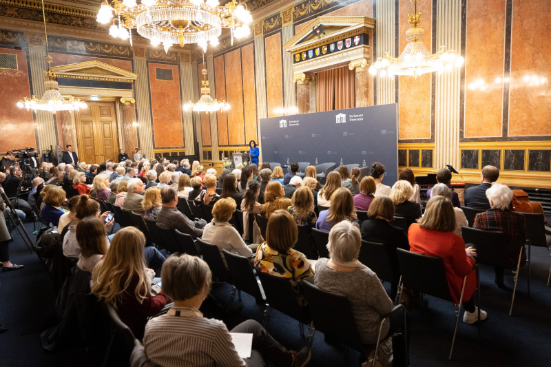 Eröffnungsworte Bundesratspräsidentin Margit Göll (ÖVP). Blick in den Saal