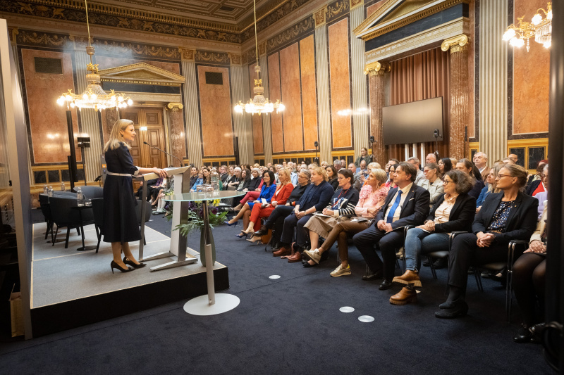 Grußworte Frauenministerin Susanne Raab (ÖVP). Blick in den Saal