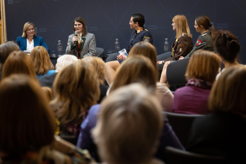 Podiumsdiskussion - Mutig. Engagiert. Nachhaltig: Gemeinsam Zukunft gestalten - von links: Moderatorin Corinna Milborn, Obfrau Musikverein Vitis Ines Kainz, Referatsleiterin im BMI für Neuaufnahmen und Recruiting Lana Ganselmayer, Kommandantin der Freiwilligen Feuerwehr Trieben Werk (Stmk.) und Kommandantin des Katastrophenhilfsdienstes des Bereichsfeuerwehrverbandes Liezen Monika Haberl, Olympiateilnehmerin und Karatesportlerin Bettina Plank