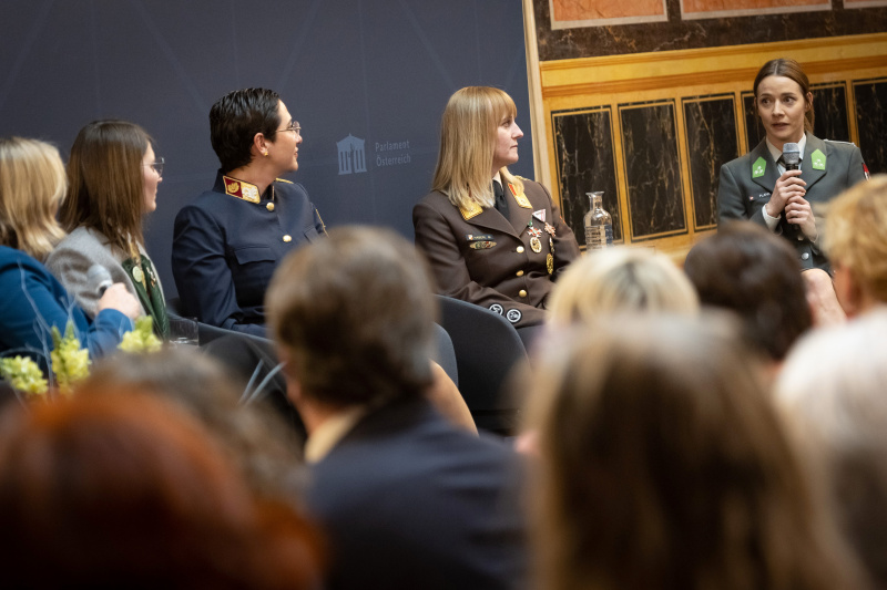 Podiumsdiskussion - Mutig. Engagiert. Nachhaltig: Gemeinsam Zukunft gestalten - von links: Moderatorin Corinna Milborn, Obfrau Musikverein Vitis Ines Kainz, Referatsleiterin im BMI für Neuaufnahmen und Recruiting Lana Ganselmayer, Kommandantin der Freiwilligen Feuerwehr Trieben Werk (Stmk.) und Kommandantin des Katastrophenhilfsdienstes des Bereichsfeuerwehrverbandes Liezen Monika Haberl,  Olympiateilnehmerin und Karatesportlerin Bettina Plank