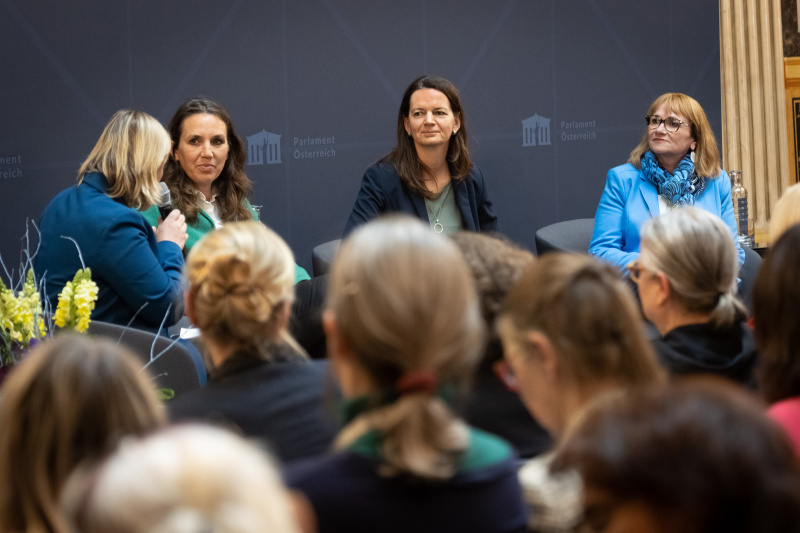 Podiumsdiskussion - Gleichstellung stärkt Demokratie und Gesellschaft - von rechts: Bürgermeisterin der Marktgemeinde Vitis Anette Töpfl (ÖVP), Abgeordnete zum Landtag von Niederösterreich und Bürgermeisterin der Stadtgemeine St. Valentin Kerstin Suchan-Mayr (SPÖ), Nationalratsabgeordnete Ulrike Fischer (GRÜNE), Moderatorin Corinna Milborn