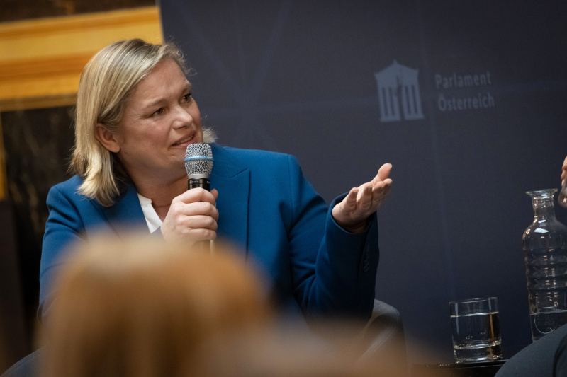 Podiumsdiskussion - Gleichstellung stärkt Demokratie und Gesellschaft - Moderatorin Corinna Milborn