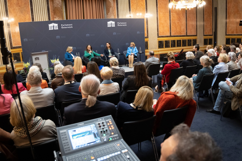 Blick in den Saal. Podium von rechts: Bürgermeisterin der Marktgemeinde Vitis Anette Töpfl (ÖVP), Abgeordnete zum Landtag von Niederösterreich und Bürgermeisterin der Stadtgemeine St. Valentin Kerstin Suchan-Mayr (SPÖ), Nationalratsabgeordnete Ulrike Fischer (GRÜNE), Moderatorin Corinna Milborn