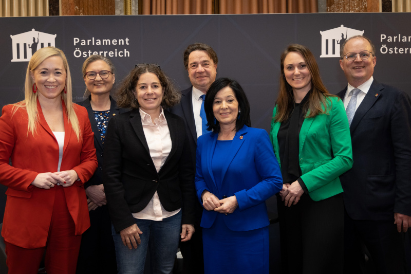 Grupppenfoto von links: Chefredakteurin Welt der Frauen Sabine Kronberger, Bundesrätin Claudia Hauschildt-Buschberger (GRÜNE), Bundesrätin Elisabeth Kittl (GRÜNE), Bundesratspräsidentin Margit Göll (ÖVP), Nationalratsabgeordnete Ulrike Fischer (GRÜNE), Bundesrat  Bernhard Ruf (ÖVP)