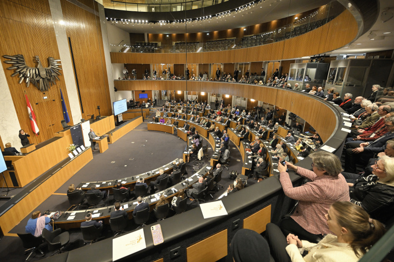 Eröffnungsworte. Nationalratspräsident Wolfgang Sobotka (ÖVP). Blick Richtung Veranstaltungsteilnehmer:innen