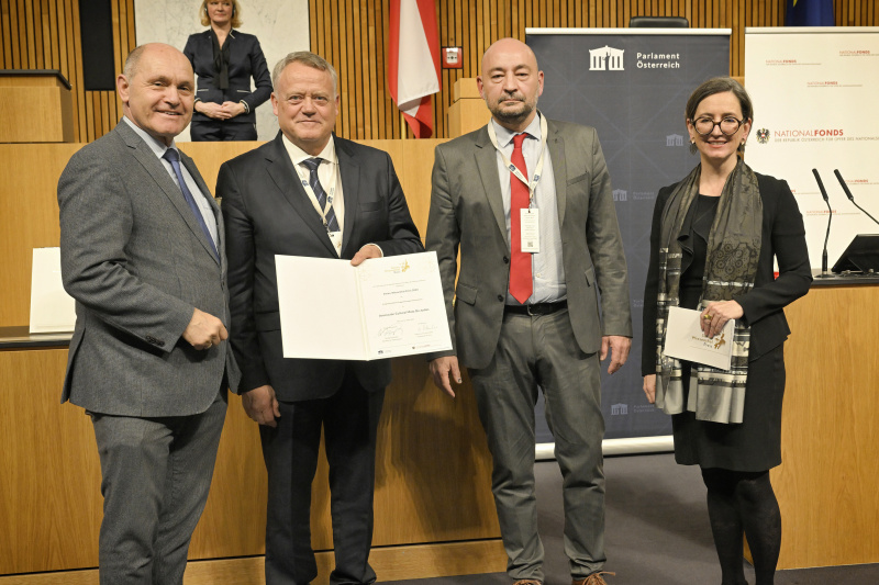 Von links: Nationalratspräsident Wolfgang Sobotka (ÖVP), Vertreter des Vereins ASOCIACIÓN CULTURAL MOTA DE JUDÍOS mit Lorenzo Rodriguez und Gonzalo Villarreal, Barbara Stelzl-Marx, Lorenz
