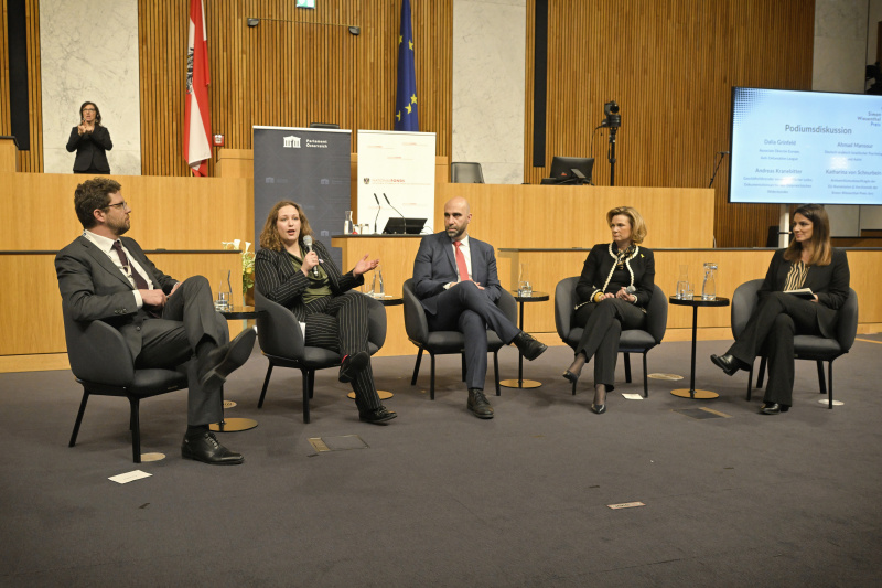 Podiumsdiskussion. Von links: Geschäftsführender wissenschaftlicher Leiter Dokumentationsarchiv des Österreichischen Widerstandes Andreas Kranebitter, Associate Director Europe Anti-Defamation League Dalia Grinfeld, Deutsch-arabisch-israelischer Psychologe und Autor Ahmad Mansour, Antisemitismusbeauftragte der EU-Kommission Katharina von Schnurbein, Journalistin und Moderatorin Lisa Gadenstätter