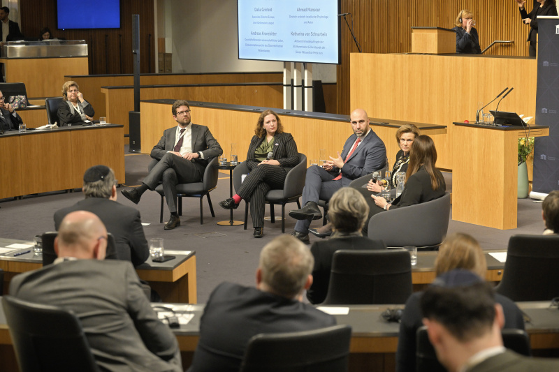 Podiumsdiskussion. Von links: Geschäftsführender wissenschaftlicher Leiter Dokumentationsarchiv des Österreichischen Widerstandes Andreas Kranebitter, Associate Director Europe Anti-Defamation League Dalia Grinfeld, deutsch-arabisch-israelischer Psychologe und Autor Ahmad Mansour, Antisemitismusbeauftragte der EU-Kommission Katharina von Schnurbein, Journalistin und Moderatorin Lisa Gadenstätter