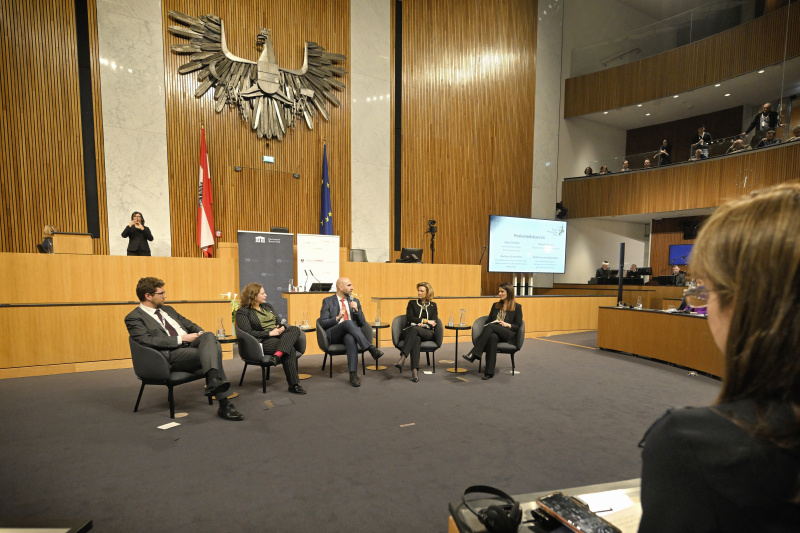 Podiumsdiskussion. Von links: Geschäftsführender wissenschaftlicher Leiter Dokumentationsarchiv des Österreichischen Widerstandes Andreas Kranebitter, Associate Director Europe Anti-Defamation League Dalia Grinfeld, deutsch-arabisch-israelischer Psychologe und Autor Ahmad Mansour, Antisemitismusbeauftragte der EU-Kommission Katharina von Schnurbein, Journalistin und Moderatorin Lisa Gadenstätter