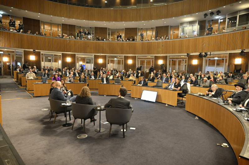Podiumsdiskussion. Blick Richtung Veranstaltungsteilnehmer:innen