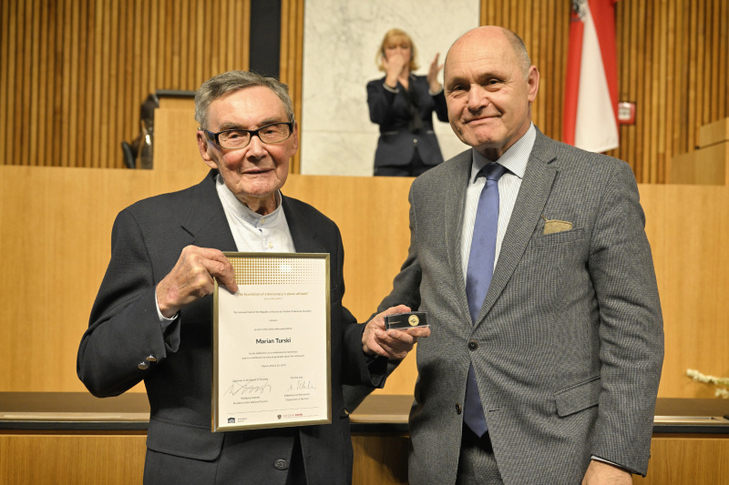 Von links: Zeitzeuge Marian Turski, Nationalratspräsident Wolfgang Sobotka (ÖVP)