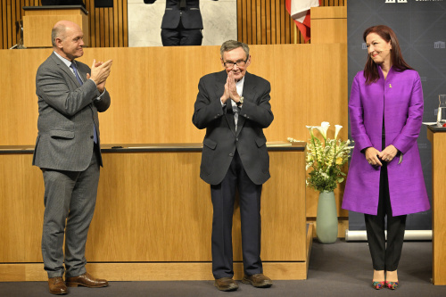 Von links: Nationalratspräsident Wolfgang Sobotka (ÖVP), Zeitzeuge Marian Turski, Generalsekretärin des Nationalfonds und des Allgemeinen Entschädigungsfonds Hannah Lessing
