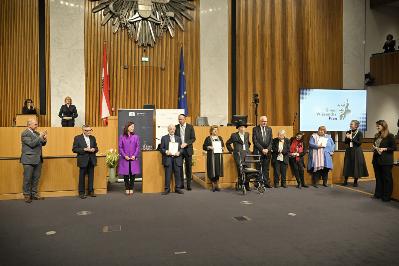 Gruppenfoto mit Zeitzeug:innen
