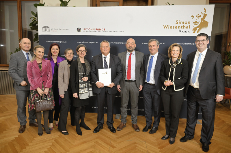 Gruppenfoto mit Preisträger