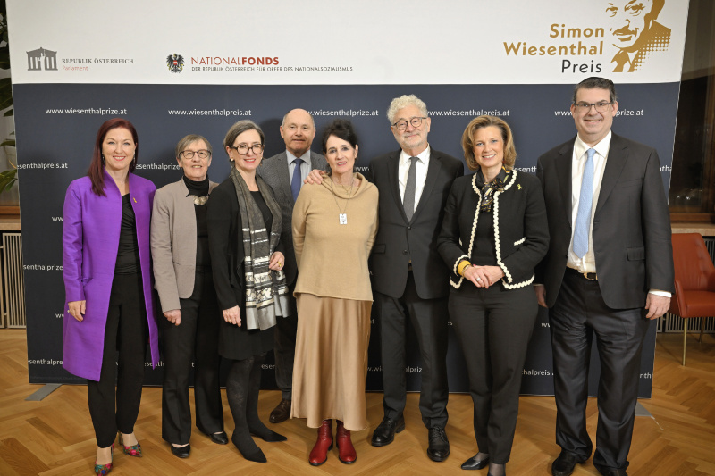 Gruppenfoto mit Preisträger