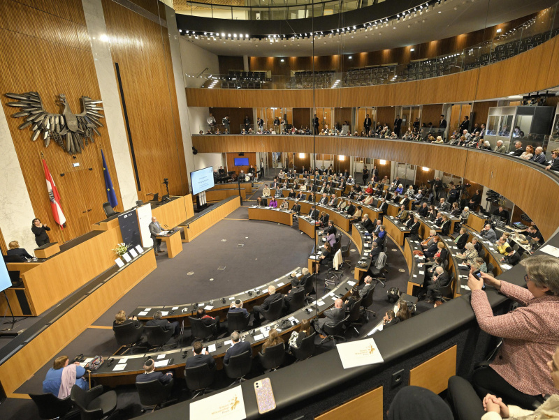 Eröffnungsworte. Nationalratspräsident Wolfgang Sobotka (ÖVP). Blick Richtung Veranstaltungsteilnehmer:innen