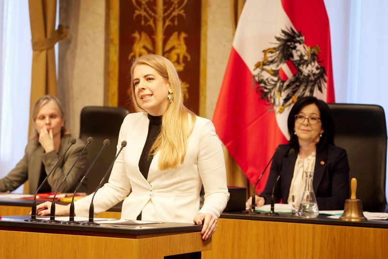 Am Redner:innenpult Bundesrätin Isabella Theuermann (FPÖ)