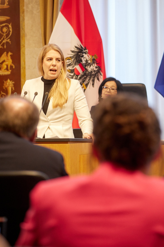 Am Redner:innenpult Bundesrätin Isabella Theuermann (FPÖ)