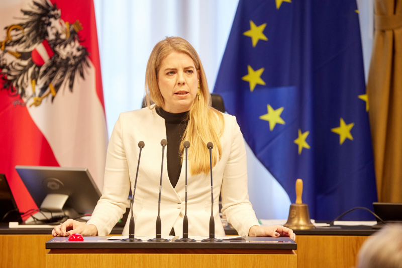 Am Redner:innenpult Bundesrätin Isabella Theuermann (FPÖ)