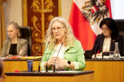 Am Redepult Bundesrätin Simone Jagl (GRÜNE)