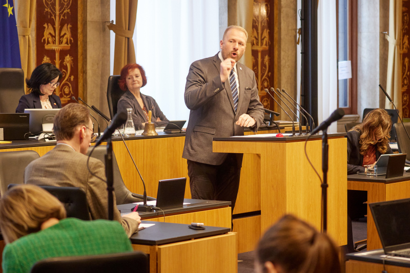 Am Redner:innenpult Bundesrat Markus Leinfellner (FPÖ)