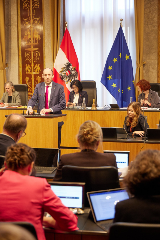 Am Redner:innenpult Bundesrat Karl-Arthur Arlamovsky (NEOS)