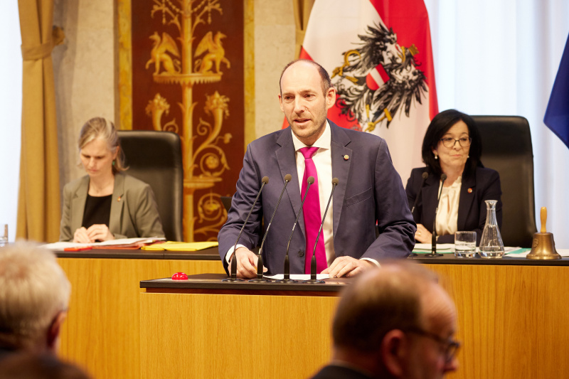 Am Redner:innenpult Bundesrat Karl-Arthur Arlamovsky (NEOS)