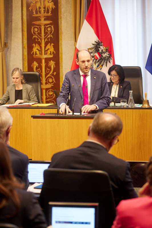 Am Redner:innenpult Bundesrat Karl-Arthur Arlamovsky (NEOS)